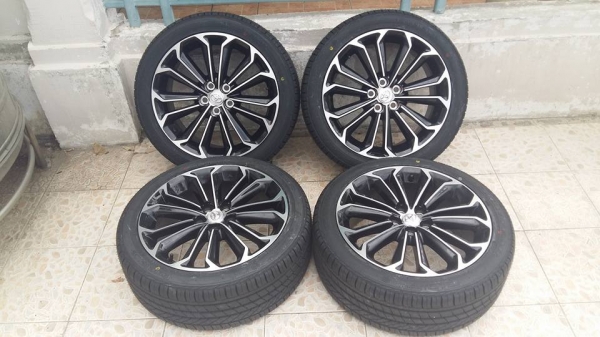 ขายล้อแม็กป้ายแดง new altis 17"พร้อมยางปี15 สนใจติดต่อเล็กคลองสามครับ 081-3747940