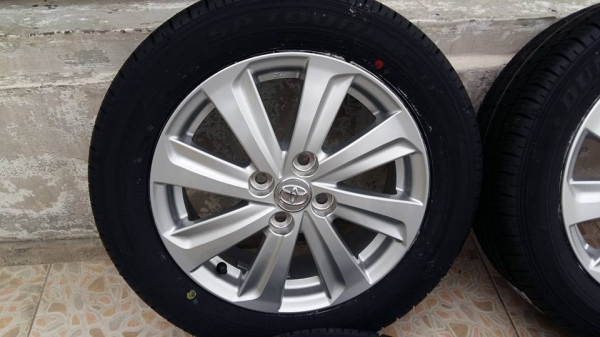 ขายล้อแม็กป้ายแดง vios/yaris 15"พร้อมยางใหม่dunlop ปี15  สนใจติดต่อเล็กคลองสามครับ 081-3747940