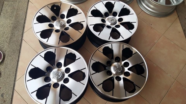 ขายล้อแม็ก Toyota ventury 15"ดำหน้าเงา สนใจติดต่อเล็กคลองสามครับ 081-3747940
