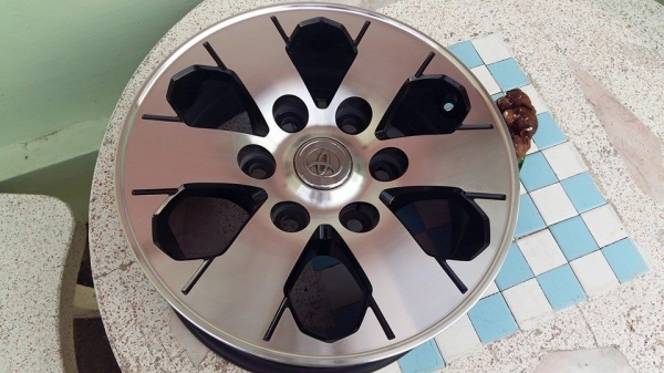 ขายล้อแม็ก Toyota ventury 15"ดำหน้าเงา สนใจติดต่อเล็กคลองสามครับ 081-3747940