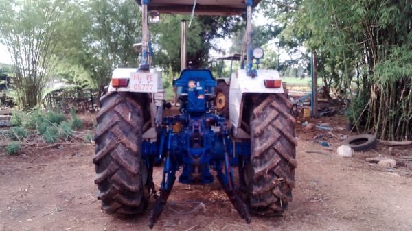 ขาย รถไถฟอร์ด 7000 สภาพเยี่ยม ราคา 450,000 บาท