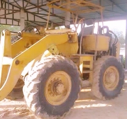 KOMATSU JH30 รถพร้อมทำงานได้เลยครับ ต่อแขนยาวแล้วตักขึ้นรถบรรทุกสิบล้อคอกสูงได้เลยครับ เครื่องเดิมปั๊มเดิมๆไม่มีเยิ้มแรงดีมากครับ ขับง่ายใช้ง่ายได้คล่องตัวดี ช่วงล่างยางสภาพดีประมาณ 60\% พร้อมใช้งาน เอกสารสัญญาซื้อขาย รา