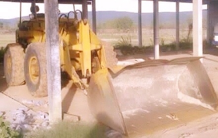 KOMATSU JH30 รถพร้อมทำงานได้เลยครับ ต่อแขนยาวแล้วตักขึ้นรถบรรทุกสิบล้อคอกสูงได้เลยครับ เครื่องเดิมปั๊มเดิมๆไม่มีเยิ้มแรงดีมากครับ ขับง่ายใช้ง่ายได้คล่องตัวดี ช่วงล่างยางสภาพดีประมาณ 60\% พร้อมใช้งาน เอกสารสัญญาซื้อขาย รา