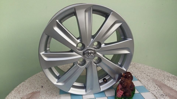 ขายล้อแม็กป้ายแดงToyota vios/yaris 15"&times;5.5" et45 4รู100 ล้อสีเดิม สนใจติดต่อเล็กคลองสามครับ 081-3747940