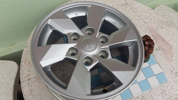 ขายล้อแม็กป้ายแดง new triton plus 16" สนใจติดต่อเล็กคลองสามครับ 081-3747940