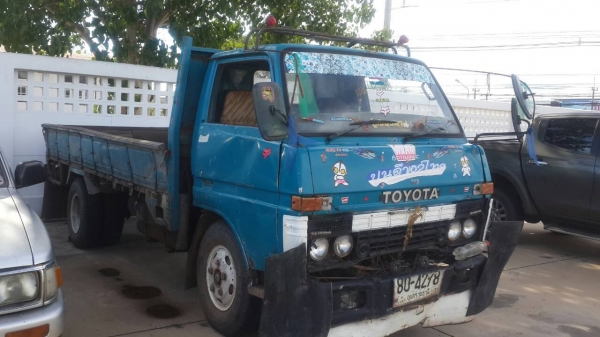 ขายด่วนหกล้อTOYOTA100แรงสภาพพร้อมใช้จะใหสวยเก็บหัวใหม่สวยกริบราคาเบาๆโทร0843923995