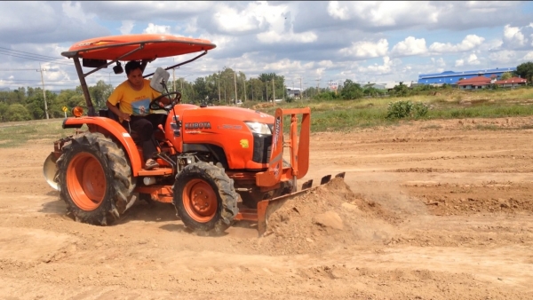 รถไถ KUBOTA L3608 ราคา295,000 บาท มีภาพวีดีโอ อายุการใช้งาน 1,351 พร้อมอุปกรณ์ 3 รายการ ผานดันหน้า โ รถไถ KUBOTA L3608 ราคา295,000 บาท มีภาพวีดีโอ อายุการใช้งาน 1,351 พร้อมอุปกรณ์ 3 รายการ ผานดันหน้า โ