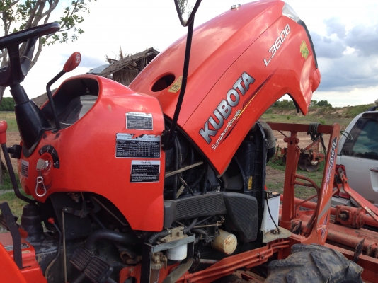 รถไถ KUBOTA L3608 ราคา295,000 บาท มีภาพวีดีโอ อายุการใช้งาน 1,351 พร้อมอุปกรณ์ 3 รายการ ผานดันหน้า โ