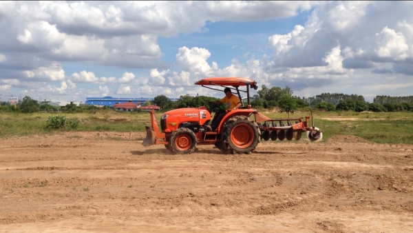 รถไถ KUBOTA L3608 ราคา295,000 บาท มีภาพวีดีโอ อายุการใช้งาน 1,351 พร้อมอุปกรณ์ 3 รายการ ผานดันหน้า โ