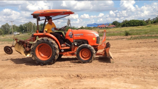 รถไถ KUBOTA L3608 ราคา295,000 บาท มีภาพวีดีโอ อายุการใช้งาน 1,351 พร้อมอุปกรณ์ 3 รายการ ผานดันหน้า โ รถไถ KUBOTA L3608 ราคา295,000 บาท มีภาพวีดีโอ อายุการใช้งาน 1,351 พร้อมอุปกรณ์ 3 รายการ ผานดันหน้า โ