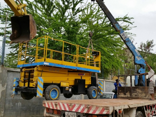แจ้งลูกค้าขอนแก่นครับ - ช่วยกันยกรถแมนลิฟท์กระเช้าขากรรไกรสูง12 เมตร ขึ้นรถหกล้อไปส่ง