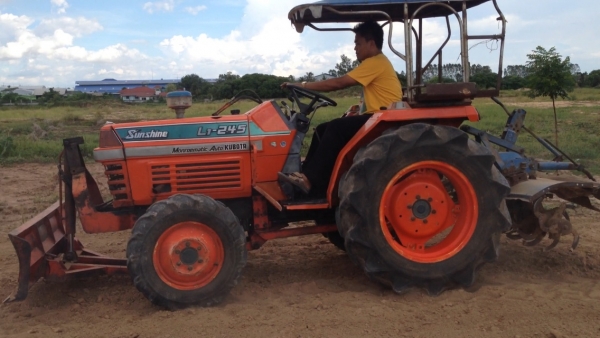ขายรถไถ Kubota L1-24 (4WD) มีภาพวีดีโอ ราคา 98,000 บาท พร้อมอุปกรณ์ 3 รายการ มีดันหน้า มีผานหลัง โรต