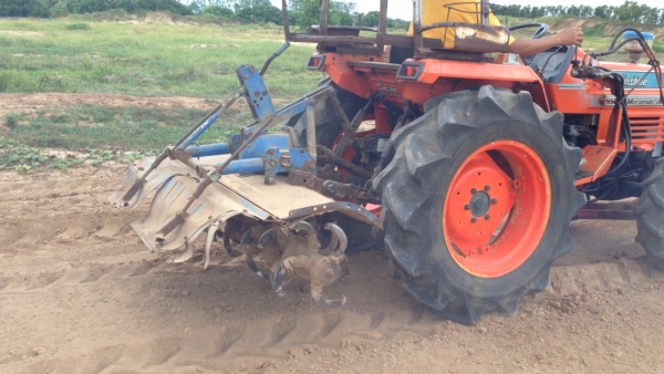 ขายรถไถ Kubota L1-24 (4WD) มีภาพวีดีโอ ราคา 98,000 บาท พร้อมอุปกรณ์ 3 รายการ มีดันหน้า มีผานหลัง โรต