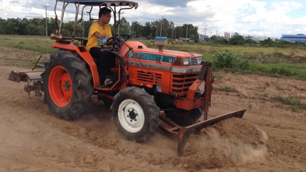 ขายรถไถ Kubota L1-24 (4WD) มีภาพวีดีโอ ราคา 98,000 บาท พร้อมอุปกรณ์ 3 รายการ มีดันหน้า มีผานหลัง โรต