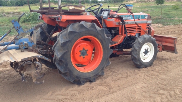 ขายรถไถ Kubota L1-24 (4WD) มีภาพวีดีโอ ราคา 98,000 บาท พร้อมอุปกรณ์ 3 รายการ มีดันหน้า มีผานหลัง โรต