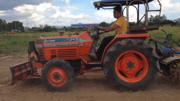 ขายรถไถ Kubota L1-24 (4WD) มีภาพวีดีโอ ราคา 98,000 บาท พร้อมอุปกรณ์ 3 รายการ มีดันหน้า มีผานหลัง โรต ขายรถไถ Kubota L1-24 (4WD) มีภาพวีดีโอ ราคา 98,000 บาท พร้อมอุปกรณ์ 3 รายการ มีดันหน้า มีผานหลัง โรต