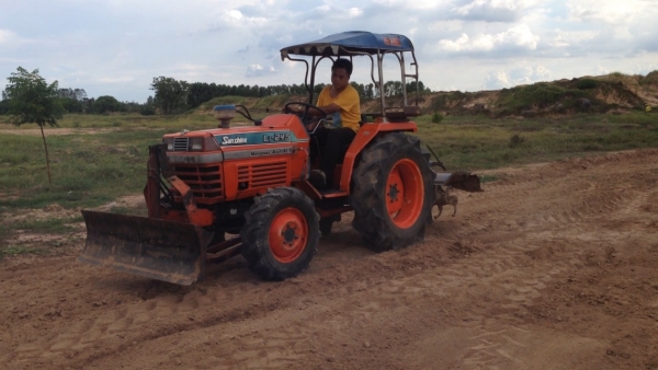 ขายรถไถ Kubota L1-24 (4WD) มีภาพวีดีโอ ราคา 98,000 บาท พร้อมอุปกรณ์ 3 รายการ มีดันหน้า มีผานหลัง โรต