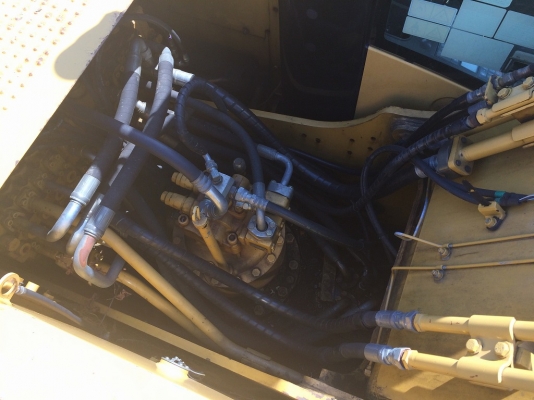 320D เก่าญี่ปุ่นแท้ ปี2007 6987ชม. แทรค80 ใครหาอยู่ติดต่อมาได้เลยครับ