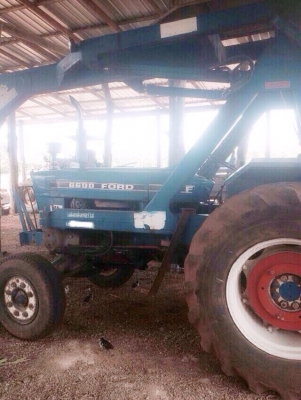 รถคีบอ้อย FORD 77 เพลาเดียว + เครื่องคีบอ้อย คานเดี่ยวของแสงกลึง สภาพดีมากครับพร้อมใช้งานไดัเลย เครื่องยนต์แรงดีแน่นดี ระบบไฮดรอลิกส์ไม่แตกเยิ้มแห้งดี ระบบเกียร์เดินหน้าถอยหลังใช้งานได้ดีปกติ หางยกได้ดีทำงานปกติครับ ช่วงล่างแน่น ตัวถ่วงหลังติดตั้งให้ครบพร