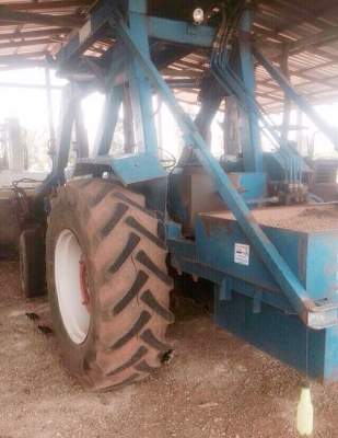 รถคีบอ้อย FORD 77 เพลาเดียว + เครื่องคีบอ้อย คานเดี่ยวของแสงกลึง สภาพดีมากครับพร้อมใช้งานไดัเลย เครื่องยนต์แรงดีแน่นดี ระบบไฮดรอลิกส์ไม่แตกเยิ้มแห้งดี ระบบเกียร์เดินหน้าถอยหลังใช้งานได้ดีปกติ หางยกได้ดีทำงานปกติครับ ช่วงล่างแน่น ตัวถ่วงหลังติดตั้งให้ครบพร