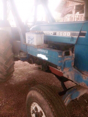 รถคีบอ้อย FORD 77 เพลาเดียว + เครื่องคีบอ้อย คานเดี่ยวของแสงกลึง สภาพดีมากครับพร้อมใช้งานไดัเลย เครื่องยนต์แรงดีแน่นดี ระบบไฮดรอลิกส์ไม่แตกเยิ้มแห้งดี ระบบเกียร์เดินหน้าถอยหลังใช้งานได้ดีปกติ หางยกได้ดีทำงานปกติครับ ช่วงล่างแน่น ตัวถ่วงหลังติดตั้งให้ครบพร