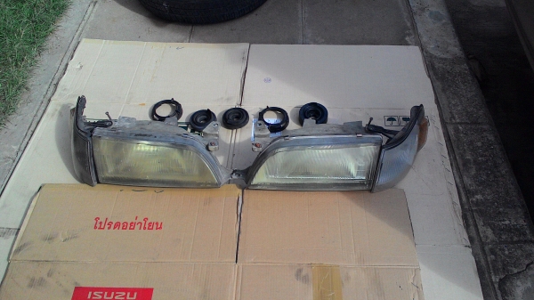 ขายไฟหน้า และไฟหรี่ TOYOTA 3 ห่วง ชุด 1 คัน tel.081-427-3941 ขายไฟหน้า และไฟหรี่ TOYOTA 3 ห่วง ชุด 1 คัน tel.081-427-3941