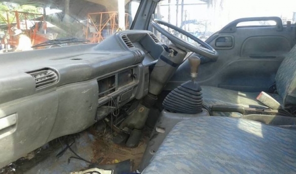 ISUZU NPR 120 HP 4HF1 ปี 40 เครื่องฝาขาว กระบะคอกเหล็กความยาว 4.30 เมตรพร้อมบรรทุกพร้อมใช้งานได้เลย เครื่องแห้งแรงดีไม่เยิ้ม ภายในเก๋งคอนโซลครบพร้อม พวงมาลัยธรรมดา ช่วงล่างคัชซีสวยไม่มีแตกไม่มีบวม ยาง 8.25 ขอบ 16 สภาพดีประมาณ 60\% พร้อมใช้งาน เอกสารทะเบียน