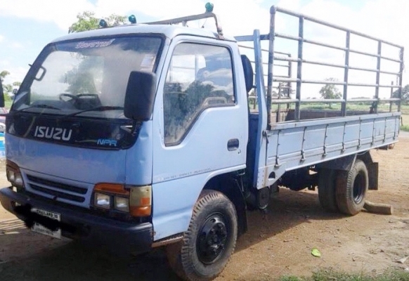 ISUZU NPR 120 HP 4HF1 ปี 40 เครื่องฝาขาว กระบะคอกเหล็กความยาว 4.30 เมตรพร้อมบรรทุกพร้อมใช้งานได้เลย เครื่องแห้งแรงดีไม่เยิ้ม ภายในเก๋งคอนโซลครบพร้อม พวงมาลัยธรรมดา ช่วงล่างคัชซีสวยไม่มีแตกไม่มีบวม ยาง 8.25 ขอบ 16 สภาพดีประมาณ 60\% พร้อมใช้งาน เอกสารทะเบียน