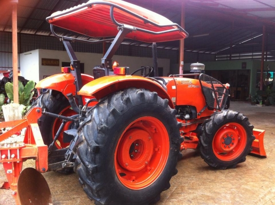 ขายรถไถ Kubota M7040 (4WD) พร้อมดันหน้า+ผานบุกเบิกช้างDP263J รถสวย พร้อมใช้งานครับ ขายรถไถ Kubota M7040 (4WD) พร้อมดันหน้า+ผานบุกเบิกช้างDP263J รถสวย พร้อมใช้งานครับ