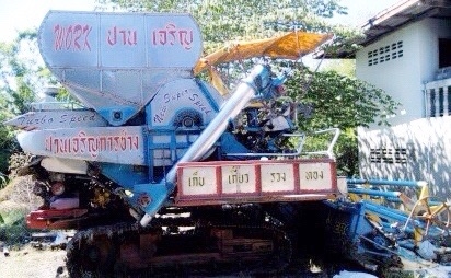 ขายด่วน รถเกี่ยวข้าวปานเจริญการช่าง เครื่องยนต์ 260 HP JO8C-J2 เทอร์โบ อุ้ม 2.5 ตัน ปั๊มไดกิ้นเบอร์ 22 แรงดีสุดๆไม่มีแตกเยิ้มเลยครับ ช่วงล่างตัวเดิน 12 โรลเลอร์ 11 ลูก พร้อมใช้งานได้เลยนะครับสภาพดีมากๆ ราคาต่อรองได้ครับ