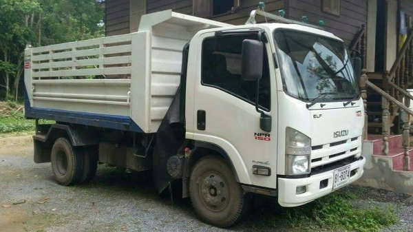 หกล้อ อีซูซุ NPR150 ปี54 ดั้มสามมิตร สภาพดีสวยเดิมทั้งคัน รถใชังานน้อยส่วนมากจอดไม่คนขับ เล่มทะเบียนพร้อมโอน (ราคา 825,000บ) ต่อรองได้ บริการขับส่งฮอดบ้านเลย เด้อครับ