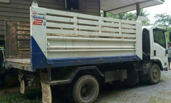 หกล้อ อีซูซุ NPR150 ปี54 ดั้มสามมิตร สภาพดีสวยเดิมทั้งคัน รถใชังานน้อยส่วนมากจอดไม่คนขับ เล่มทะเบียนพร้อมโอน (ราคา 825,000บ) ต่อรองได้ บริการขับส่งฮอดบ้านเลย เด้อครับ