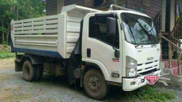 หกล้อ อีซูซุ NPR150 ปี54 ดั้มสามมิตร สภาพดีสวยเดิมทั้งคัน รถใชังานน้อยส่วนมากจอดไม่คนขับ เล่มทะเบียนพร้อมโอน (ราคา 825,000บ) ต่อรองได้ บริการขับส่งฮอดบ้านเลย เด้อครับ