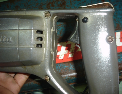 ขายสว่านไฟฟ้าแบบกระแทก ยี่ห้อ makita รุ่น 8416 ขนาด 5/8" 570 วัตต์