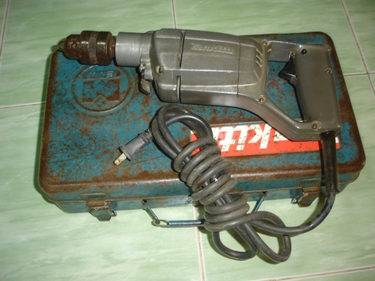 ขายสว่านไฟฟ้าแบบกระแทก ยี่ห้อ makita รุ่น 8416 ขนาด 5/8" 570 วัตต์