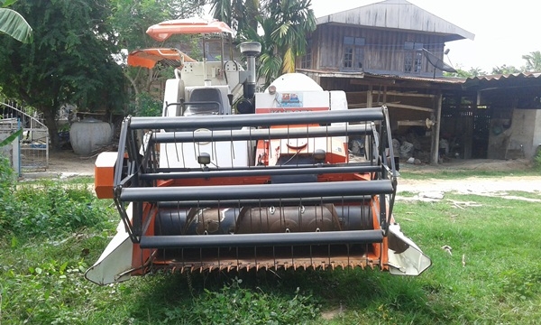 รถเกี่ยวข้าว คูโบต้า DC60ปี 53พร้อมเทเลอร์ เล่มทะเบียน