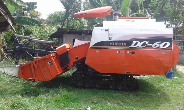 รถเกี่ยวข้าว คูโบต้า DC60ปี 53พร้อมเทเลอร์ เล่มทะเบียน