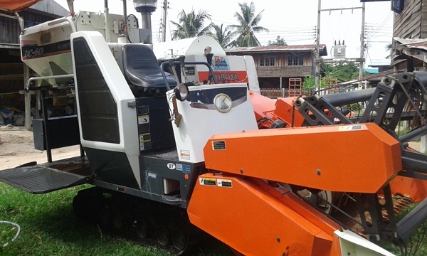 รถเกี่ยวข้าว คูโบต้า DC60ปี 53พร้อมเทเลอร์ เล่มทะเบียน