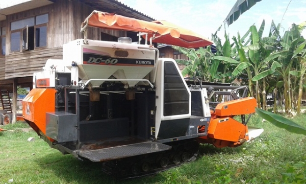 รถเกี่ยวข้าว คูโบต้า DC60ปี 53พร้อมเทเลอร์ เล่มทะเบียน