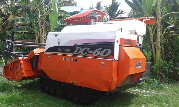รถเกี่ยวข้าว คูโบต้า DC60ปี 53พร้อมเทเลอร์ เล่มทะเบียน