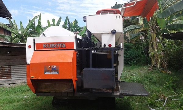 รถเกี่ยวข้าว คูโบต้า DC60ปี 53พร้อมเทเลอร์ เล่มทะเบียน