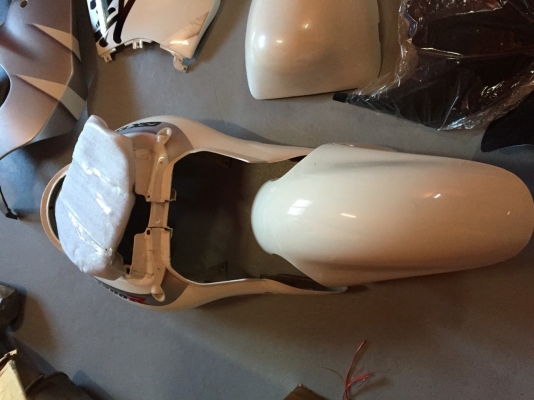 ธารนนทบุรี//ขาย เฟรม suzuki hayabuza 1300 ปี 2002 ครบทั้งคัน + ถังน้ำมัน ราคา 7,900 บาท