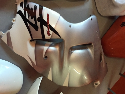 ธารนนทบุรี//ขาย เฟรม suzuki hayabuza 1300 ปี 2002 ครบทั้งคัน + ถังน้ำมัน ราคา 7,900 บาท