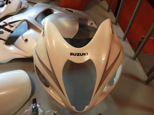 ธารนนทบุรี//ขาย เฟรม suzuki hayabuza 1300 ปี 2002 ครบทั้งคัน + ถังน้ำมัน ราคา 7,900 บาท