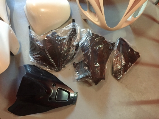 ธารนนทบุรี//ขาย เฟรม suzuki hayabuza 1300 ปี 2002 ครบทั้งคัน + ถังน้ำมัน ราคา 7,900 บาท