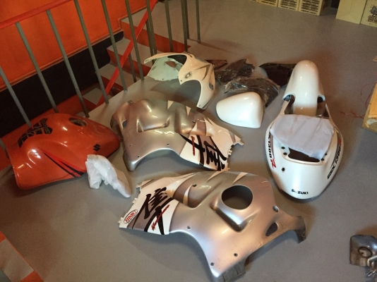 ธารนนทบุรี//ขาย เฟรม suzuki hayabuza 1300 ปี 2002 ครบทั้งคัน + ถังน้ำมัน ราคา 7,900 บาท