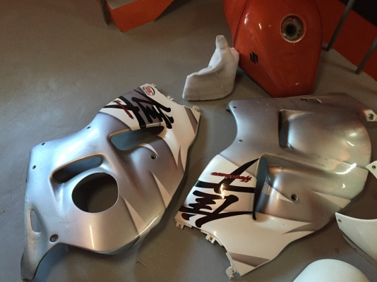 ธารนนทบุรี//ขาย เฟรม suzuki hayabuza 1300 ปี 2002 ครบทั้งคัน + ถังน้ำมัน ราคา 7,900 บาท