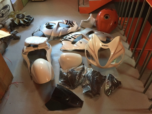 ธารนนทบุรี//ขาย เฟรม suzuki hayabuza 1300 ปี 2002 ครบทั้งคัน + ถังน้ำมัน ราคา 7,900 บาท