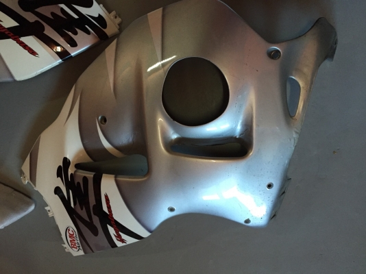 ธารนนทบุรี//ขาย เฟรม suzuki hayabuza 1300 ปี 2002 ครบทั้งคัน + ถังน้ำมัน ราคา 7,900 บาท