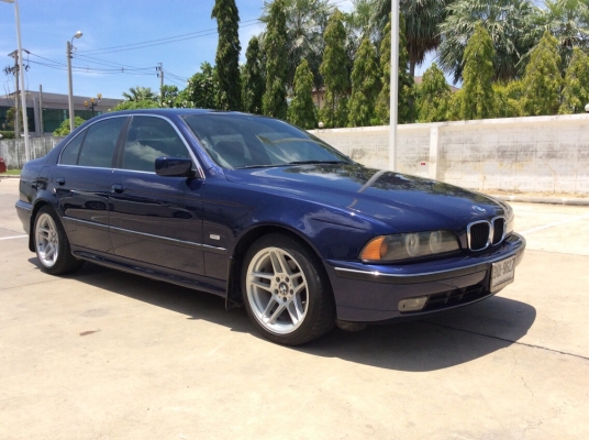 ขายรถ BMW E39 523I ปี97 เครื่องเดิมๆ 2.4 เกียร์ออโต้ทริปโทนิก ติดแก๊ส LPG ระบบหัวฉีด ไฟฟ้าทั้งคัน เบาะหนังแท้สวยๆปรับไฟฟ้า ลายไม้สวย พวงมาลัยมัลติฟังก์ชั่น แอร์ดิจิตอล airbag/abs ตัวถังสวยเดิมสีเงาสวย แม็กAC17&quot; รถขับดีมาก ช่วงล่างแน่นๆ รถสวยพร้อมใช้ง